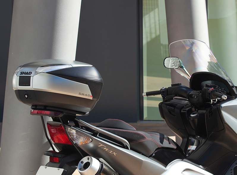 SHAD Vrchný kufor na motorku SH48 nový titán vr. opierky, karbónového víka a zámku PREMIUM lock